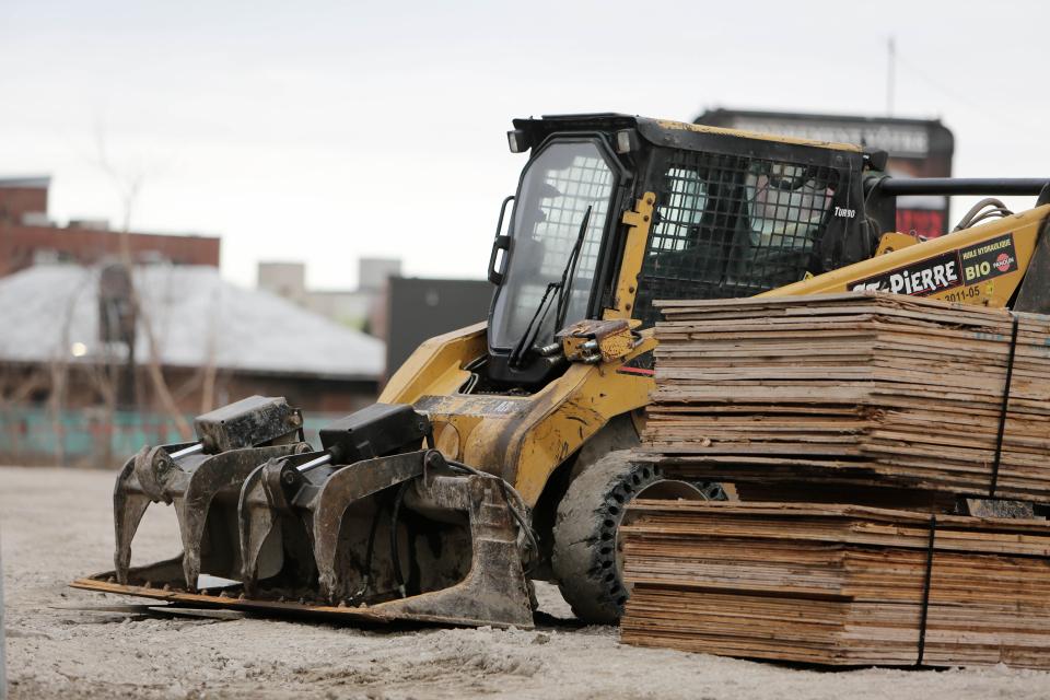 Machinerie compacte préparant le creusage d'une piscine creusée à Shawinigan